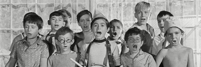 черно-белая фотография поющих детей