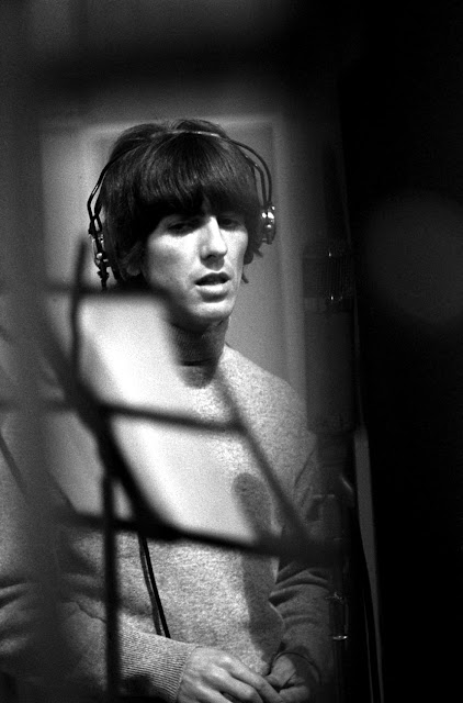 George Harrison durante las grabaciones del album Revolver 1966