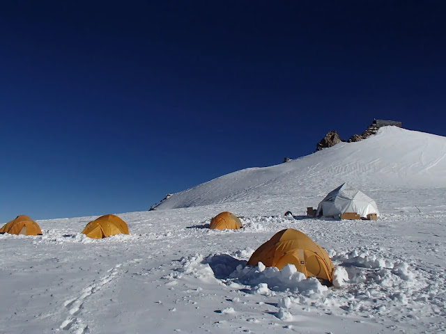 Campo de perforación de núcleos de hielo de los investigadores en Colle Gnifetti en 2015. Dos núcleos de hielo extraídos de esta zona conservan un registro continuo de mil años de clima y vegetación europeos. Crédito: Margit Schwikowski.