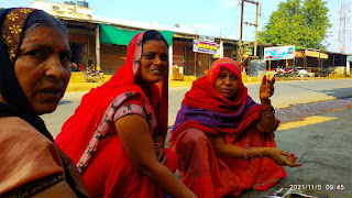 गोवर्धन पर्व पर गोवर्धन पर्वत बनाकर गाय और गोहरी की पूजा की