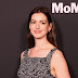  Anne Hathaway dögös miniruhában pózolt: szétlájkolták a fotóját az Instán