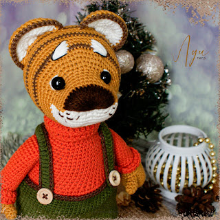 хлопковая вязаная игрушка ручной работы тигр луи в штанах handmade cotton knitted toy tiger louis in pants brinquedo de malha de algodão feito à mão tigre louis em calças