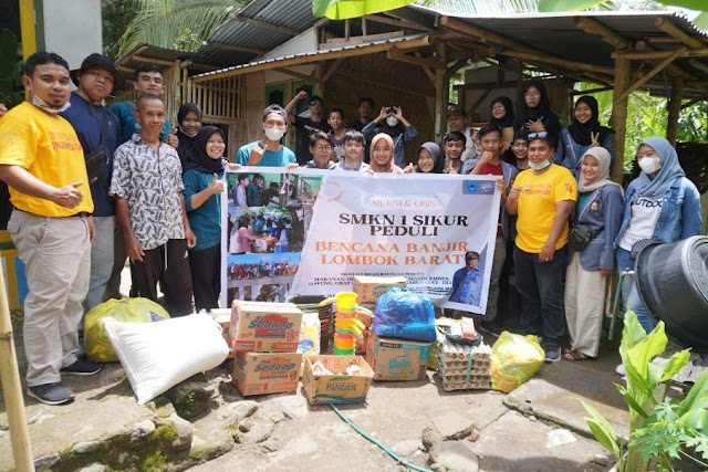 SMKN 1 Sikur peduli bencana banjir Lombok Barat