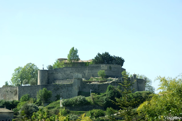 Un castello arroccato in un paese provenzale