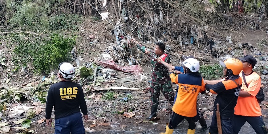 Akibat Pohon Tumbang Babinsa Ceper Bergotong Royong Bersama Relawan