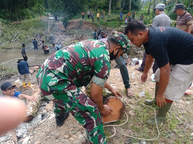  Anggota Koramil 08/Bukit Sundi Goro Bersama Masyarakat Bersihkan Sungai