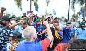 'Embarrassing' - Patriots criticize former commando for supporting Najib  PRN JOHOR l A group of military veterans, the National Patriot Association (Patriot), condemned the presence of several commando veterans wearing green berets to support former prime minister Najib Razak during the Johor election campaign in Simpang Renggam, last Sunday.  "There is nothing more embarrassing and and discouraging, (than) to see a veteran commando from the country's elite special forces assemble with a criminal who has been found guilty and labeled as 'national disgrace' by various media reports (domestic and foreign)," he said. said its president, Mohamed Arshad Raji.  Najib was on July 28 sentenced to 12 years in prison and fined RM210 million for misappropriating funds belonging to SRC International Sdn Bhd, a subsidiary of 1MDB.  The Court of Appeal on Dec 7 last year upheld the high court’s decision. The court also rejected Najib's claim that he had acted in the "national interest", instead calling it "something that is a disgrace to the country".  Arshad said as veterans of the elite national security forces who are trained and highly disciplined to defend the country, commando veterans should hold fast to that principle.  “Patriots have no issue if a group of veterans joins a political campaign because we are a democracy. “In fact, even though we may be military retirees or ex -soldiers, we can and must play a constructive role as responsible citizens in shaping the country's political future for the better and its stability.  "But to be seen dressed that could be associated with the Armed Forces on such a political campaign circuit - and even more so when with individuals who have been convicted in court is not only inappropriate and unpleasant but critically violates the Armed Forces' honorable position and status," he said. he said.  Najib, during his visit to Laman Simpang Renggam last Sunday was greeted by a large number of attendees, including those wearing BN blue.  Some of them included a small group of green beret men who approached Najib and with him. Najib, who is the chairman of the BN advisory board, often went down to campaign in the Johor election, and positioned himself as a leader who remained popular despite having been found guilty of corruption charges.  He is appealing his conviction in Federal Court. The campaign for the Johor election began on Feb 26. The people of Johor will vote on Saturday, March 12.