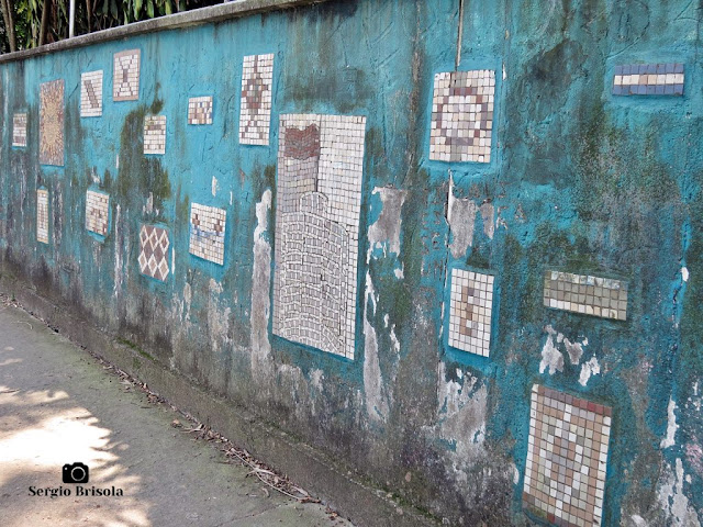 Vista lateral dos Painéis de pastilhas no muro frontal da Escola Estadual Alberto Torres no Butantã