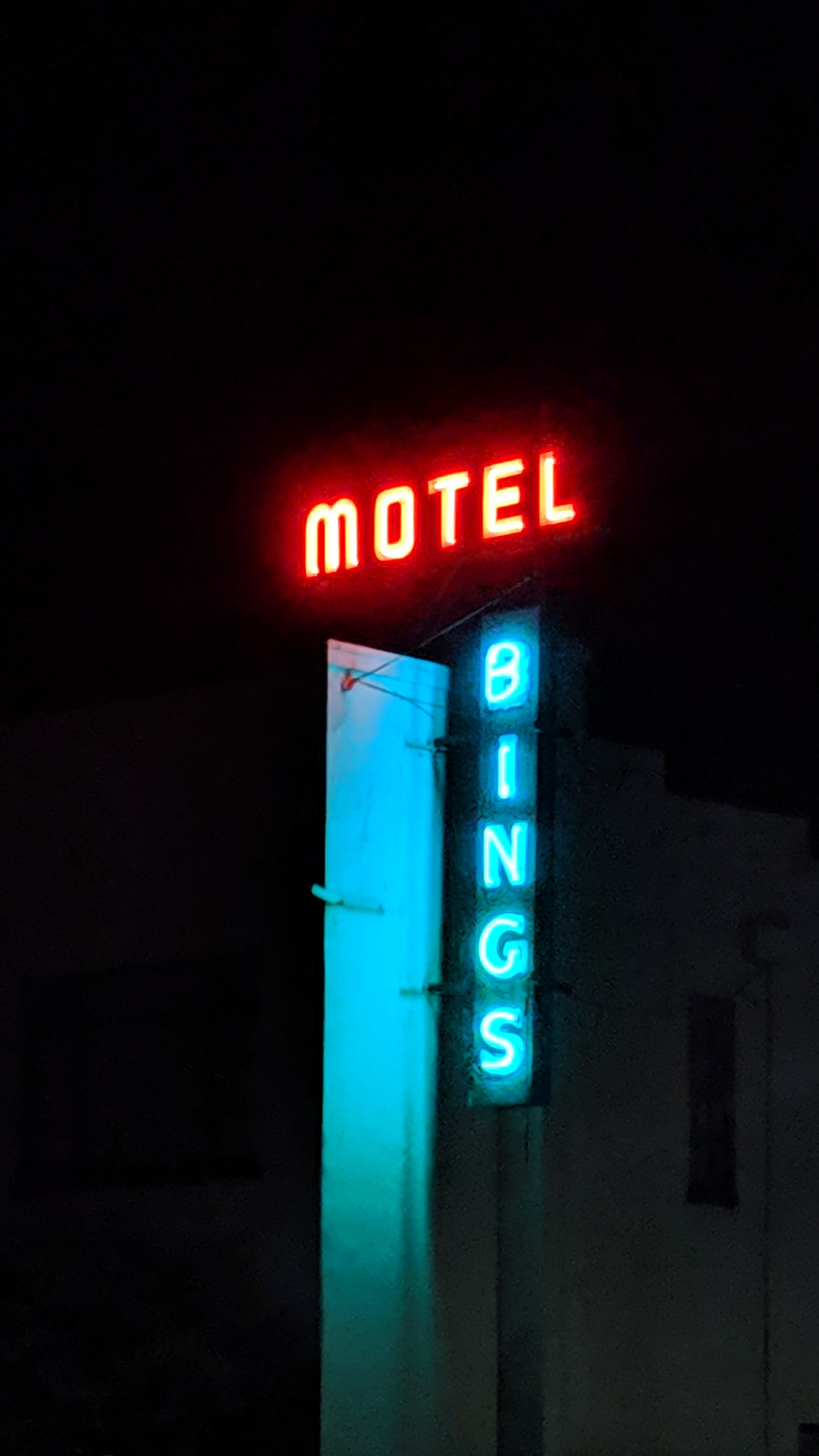 Motel Bings neon sign