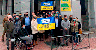 Imagen: Concentración en las puertas de de uno de los centros de ONCE en repulsa la guerra de Ucrania. armic.es ARMIC - Asociación de aficionados a la radio del Grupo Social ONCE, construyendo contigo una radioafición accesible derribando barreras.