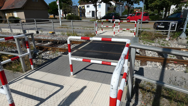 Fußgängerüberweg mit Z-Abschrankung
