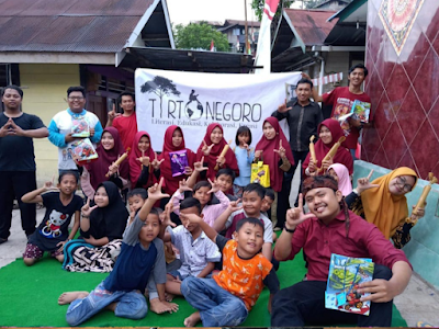 Rahmad Azazi Rhomantoro bersama anak-anak yang dinaungi Tirtonegoro Foundation