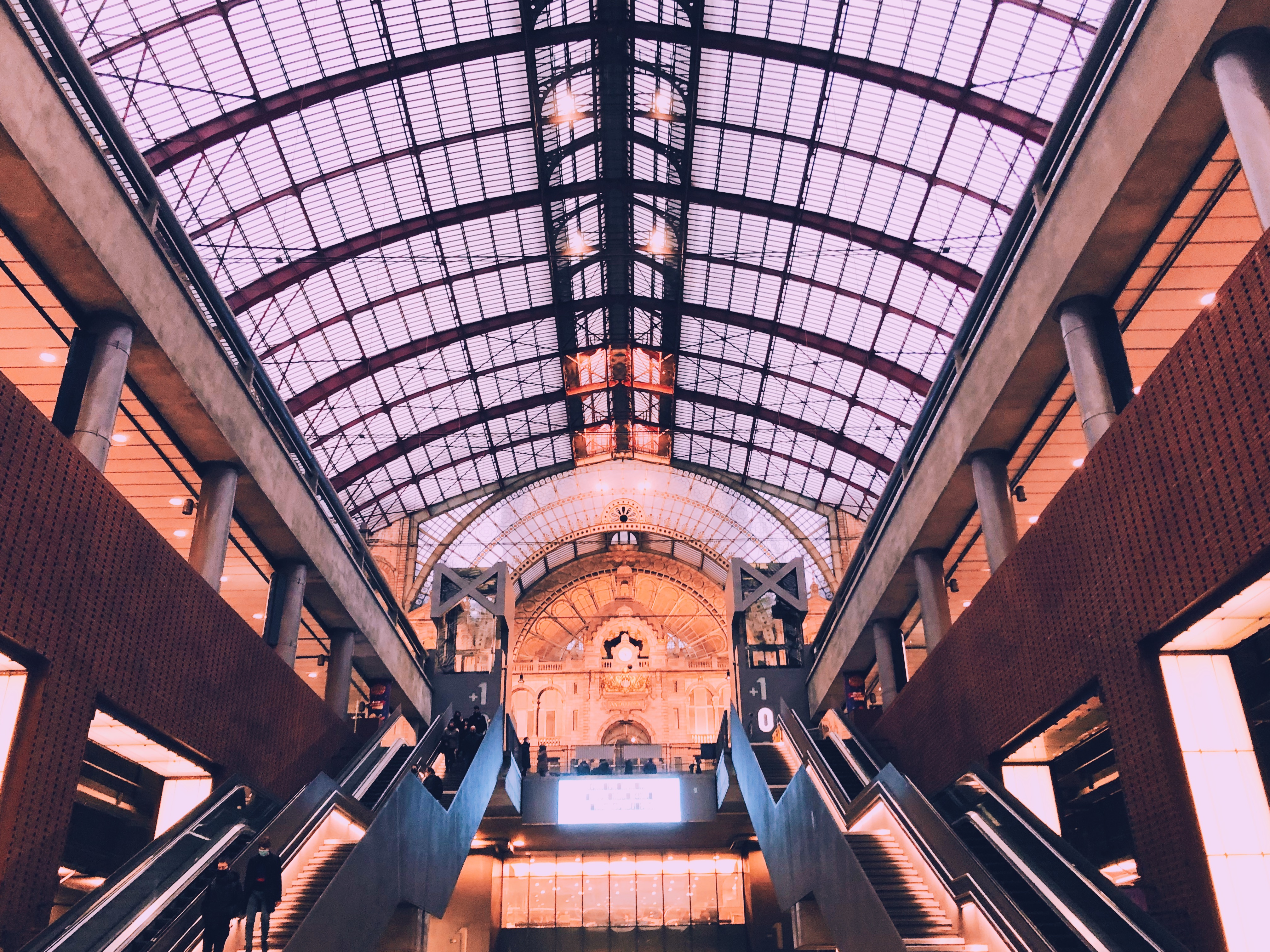 De grote klok van Antwerpen Centraal Station gefotografeerd vanop de trappen.