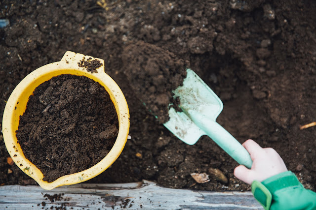 Because compost contains humus, soil particles will attach to humus to form soil crumb structure, helping the soil to store more water and air