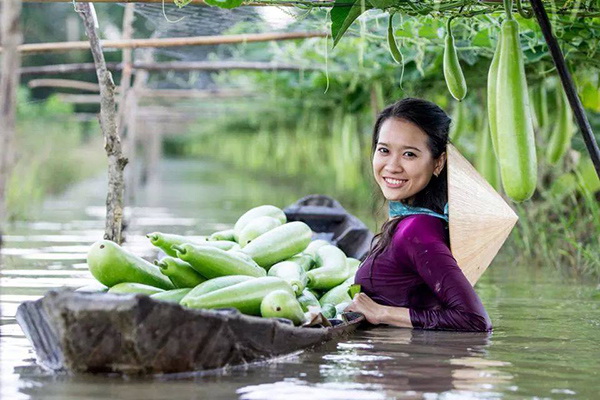 Thiếu nữ áo bà ba nâu, đẩy thuyền