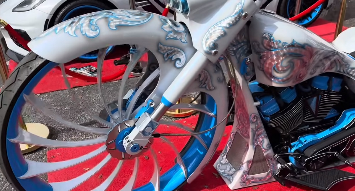 HARLEY BAGGER - ROCOCO ART COMES TO MOTORCYCLES