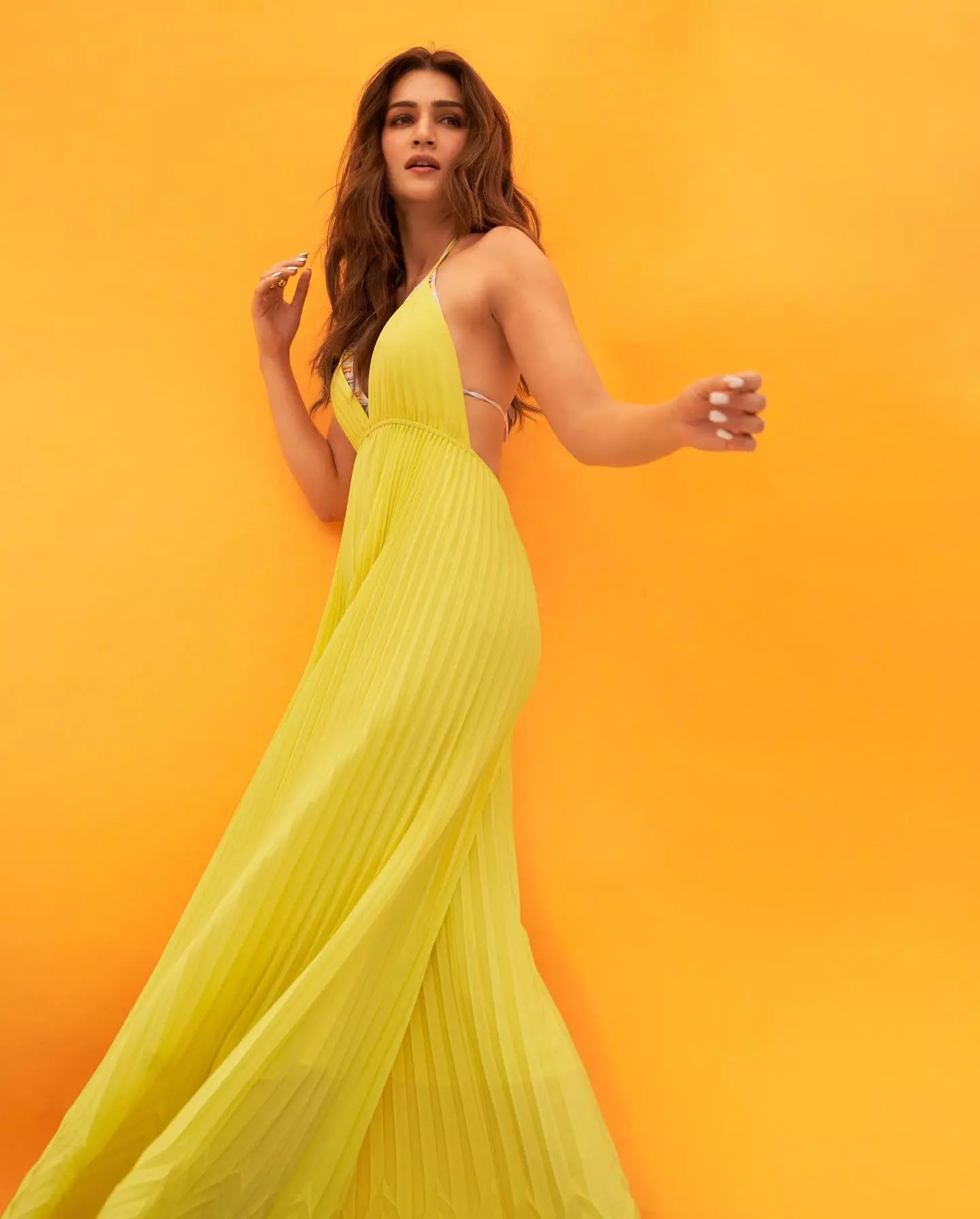 Kriti Sanon Hot Picture In Yellow Dress.