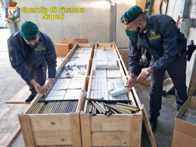 Napoli, Guardia di Finanza. Intercettate e arrestate sei persone per contrabbando di 3,8 tonnellate di sigarette