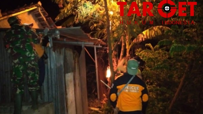 Wujudkan Rasa Aman Babinsa Saradan Koramil 02 Karangmalang Bantu Evakuasi Sarang Tawon Vespa