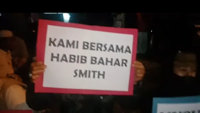 Video Pecinta Habib Bahar Sholawatan, Bertahan Malam Ini di Depan Mapolda Jabar