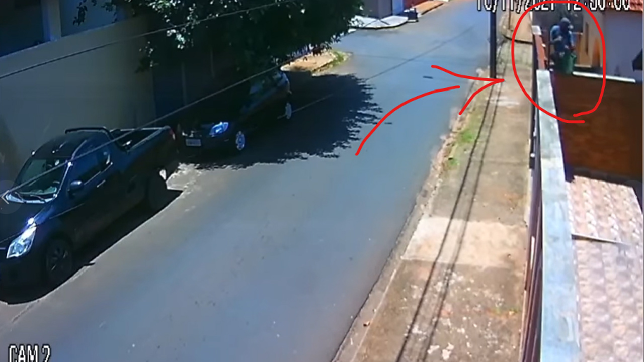 Vídeo - Ladrão pula muro e leva tênis na rua Rangel Pestana