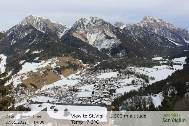Vista su San Vigilio di Marebbe: sui versanti occidentali c'è pochissima neve, fino alle cime delle montagne. (Foto: www.kronplatz.com, 27.01.2022)