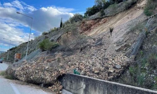 Τμήμα του βουνού αποκολλήθηκε και κατέληξε επί της Εγνατίας Οδού. Η κατολίσθηση σημειώθηκε στο ρεύμα από την Ηγουμενίτσα προς τα Γιάννινα, ακριβώς πριν την έξοδο του Βασιλικού.