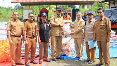 Sekda Aceh Utara Serahkan Bantuan untuk 13 Kecamatan Terdampak Banjir