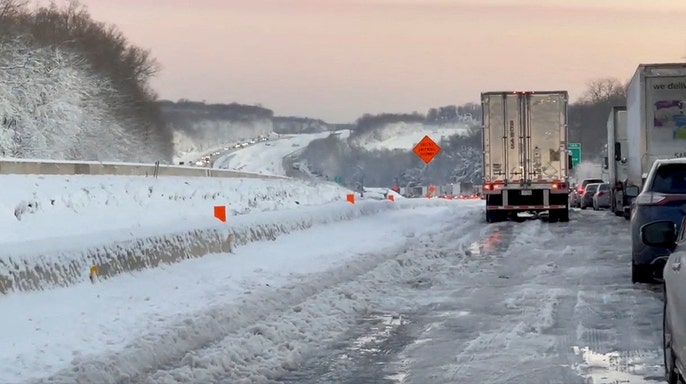 Los vehículos están atascados por  la mañana en la autopista interestatal I-95 cerca de Stafford, Virginia, EE. UU., El 4 de enero de 2022 en esta imagen fija obtenida de un video de una red social.  Susan Phalen / vía REUTERS (Susan Phalen / vía REUTERS / Reuters Photos)