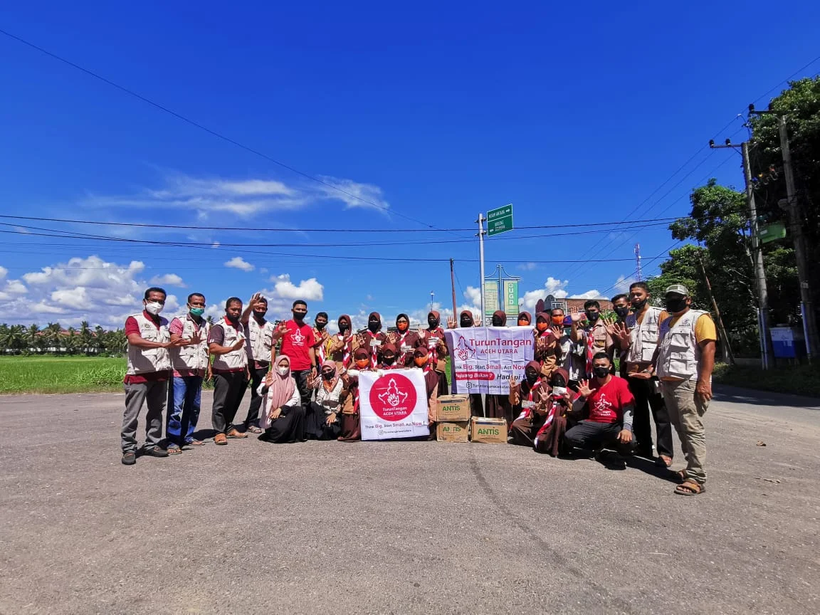 Peringati 8 Tahun Turun Tangan, IPSM dan Anggota Pramuka SMAN 1 Nisam Bagikan 300 Paket Kesehatan untuk UMKM