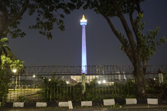 Menjelang subuh di sudut Stasiun Gambir