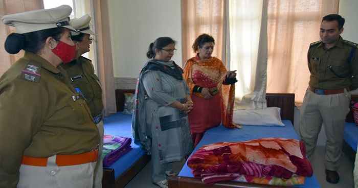 Renu-Bhatia-inspected-One-Stop-Center-in-bk-hospital