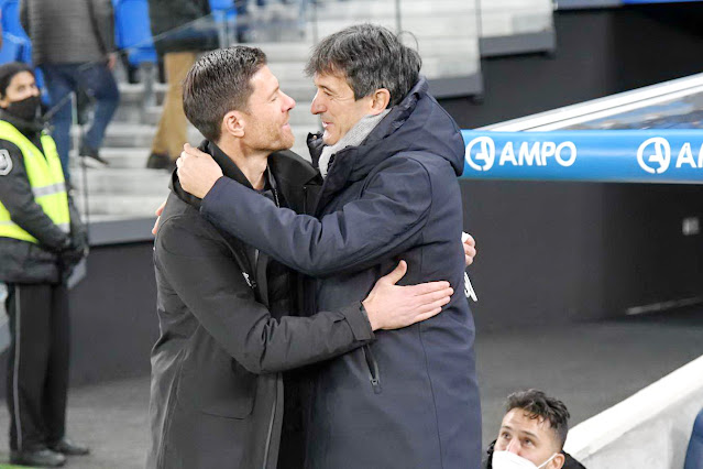 Los entrenadores Xabi Alonso y Pacheta se saludan cariñosamente antes de comenzar el encuentro. REAL SOCIEDAD DE FÚTBOL B 0 REAL VALLADOLID C. F. 2 Domingo 19/12/2021: 18:15 horas. Campeonato de Liga de 2ª División, jornada 21. San Sebastián, Guipúzcoa, Reale Arena