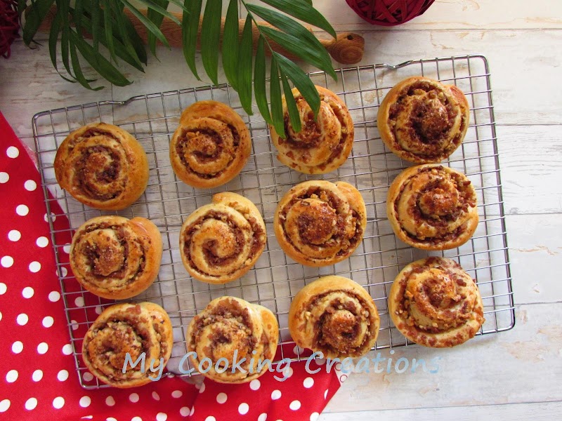 Козуначени рулца с орехи и сладко от дюли * Girelle brioche con marmellata e noci