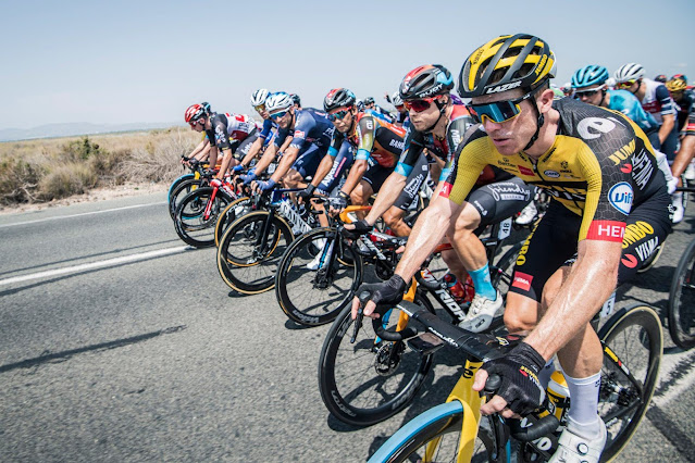 Ciclistas de estrada durante competição da Vuelta a España