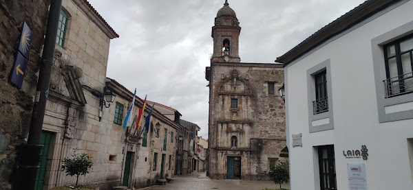 Iglesia de San Pedro y Plaza do Convento. Melide