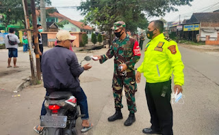 Kabid Humas Polda Jabar : Polisi Selalu Bersinergi Bersama TNI, Bagikan Masker Dan Sampaikan Himbauan Prokes 5M Bagi Warga Dimasa PPKM Level 3