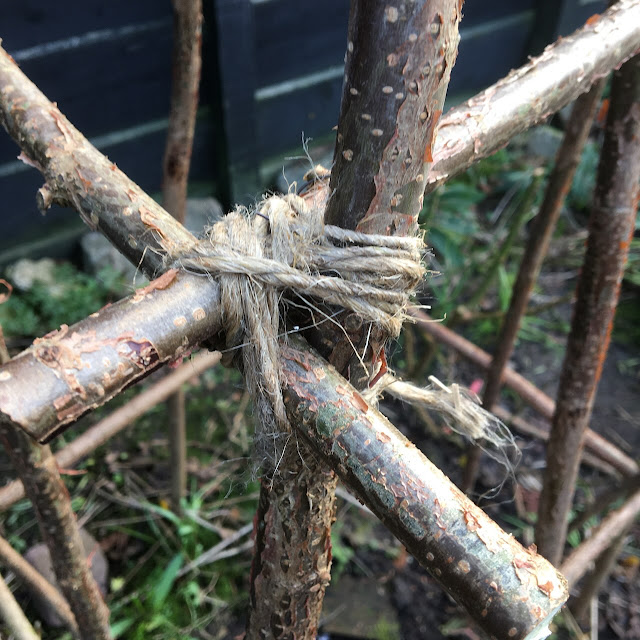 DIY.Obelisk van snoeihout