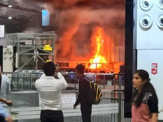  Airport Fire:एयरपोर्ट पर सिक्योरिटी चेक के पास लगी आग,यात्रियों में मची अफरातफरी