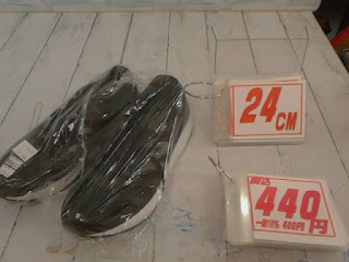 中古品　スニーカー　ブラック　２４ｃｍ　４４０円