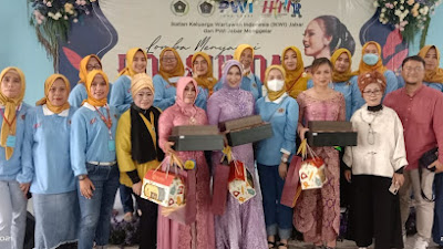 Any Darmini Juara Lomba Menyanyi Pop Sunda Ikatan Keluarga Wartawan Indonesia Jawa Barat