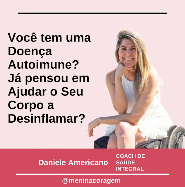 #ParaTodosVerem a imagem é um cartão de fundo rosa claro. No canto direito vê-se a Daniele sentada numa cadeira de rodas. Ela usa vestido branco, é loura, está sorrindo e sua mão direita está embaixo do queixo. Do lado direito lê-se: Você tem uma Doença Autoimune? Já pensou em Ajudar o Seu Corpo a Desinflamar?  Na parte inferior há um retângulo em forma de tarja rosa mais escuro onde lê-se: Daniele Americano Coach de Saúde Integral @meninacoragem. Fim da descrição.