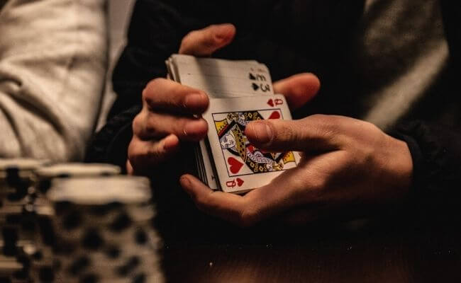 How do the profits of the best players depend on the poker room?