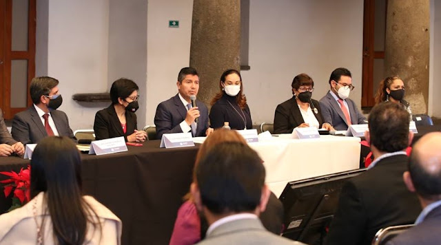 Mujeres piden al Ayuntamiento de Puebla dejarlas vender sus productos en la calle del CH