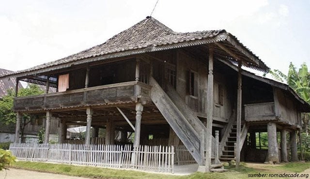 RUMAH ADAT