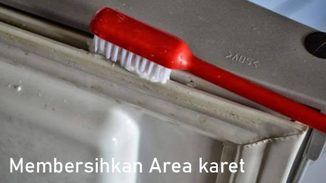 cara membersihkan area karet pintu kulkas