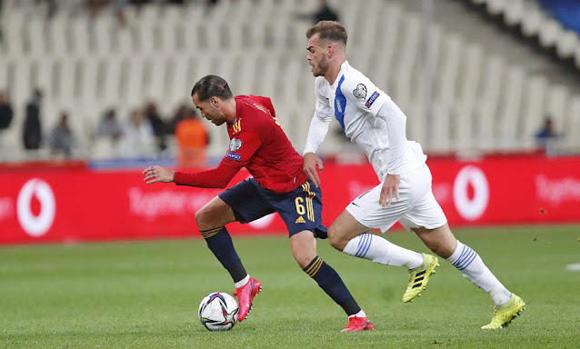 Raúl De Tomás intenta eludir a Goutas. SELECCIÓN DE GRECIA 0 SELECCIÓN DE ESPAÑA 1. Jueves 11/11/2021, 20:45 horas. Copa del Mundo de Catar 2022, fase de clasificación, Grupo B, 7ª jornada. Atenas, Grecia, estadio Olímpico Spyros Louis