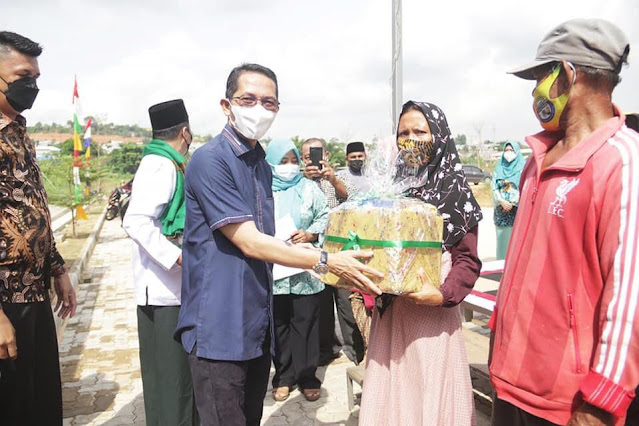 Amsakar Salurkan Bantuan Bahan Pokok dari Yayasan Faiz Al Baqarah kepada Warga Terdampak Banjir di Nongsa