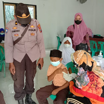 Polsek Air Joman Laksanakan Vaksinasi Covid 19 di Kantor Bale Desa Silo Baru