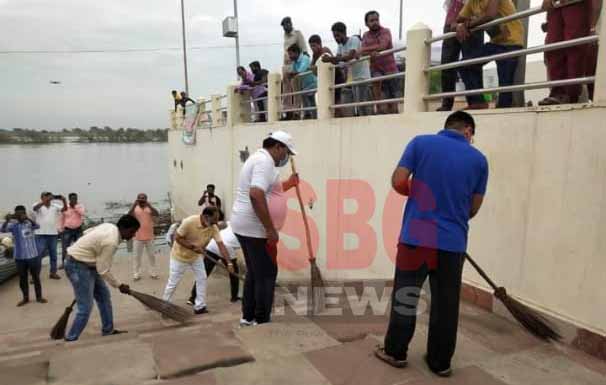 Cleanliness Padyatra taken out from Gandhi Chowk to Mukteshwar Ghat in Sahibganj city